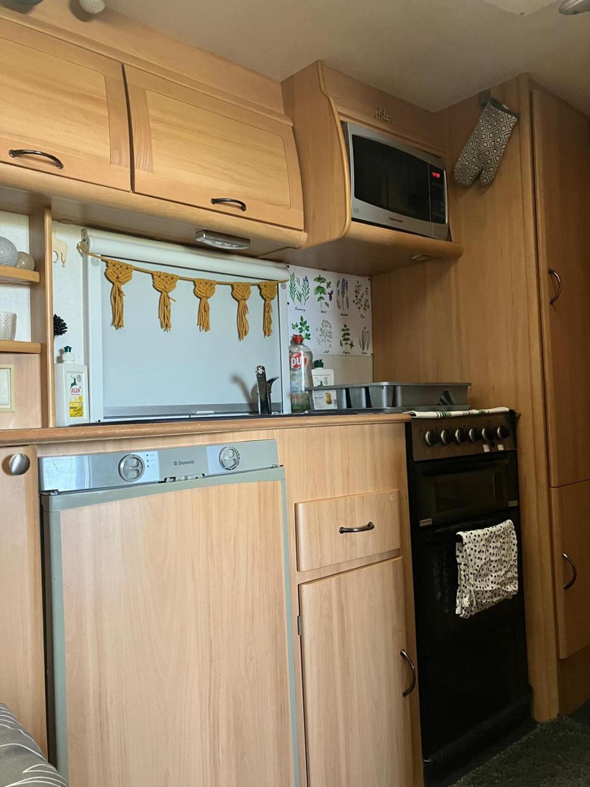 Glamping Karavan U Konopiste Chrastany  Buitenkant foto