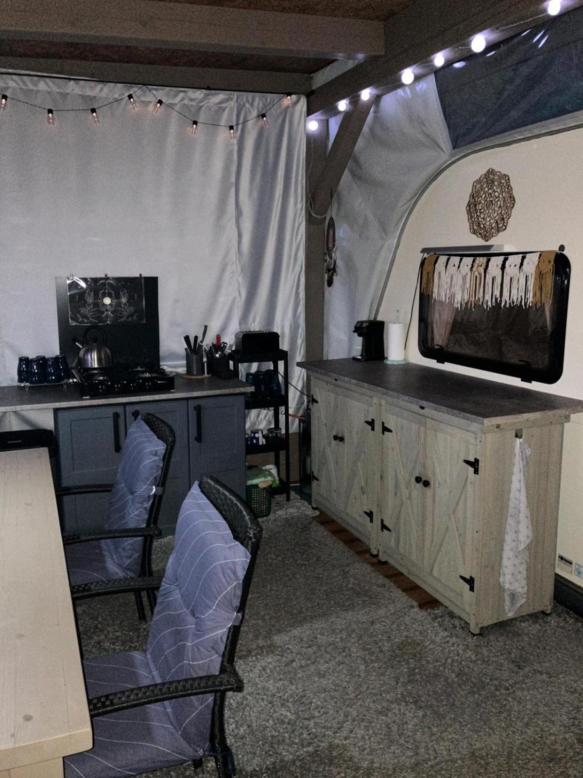 Glamping Karavan U Konopiste Chrastany  Buitenkant foto